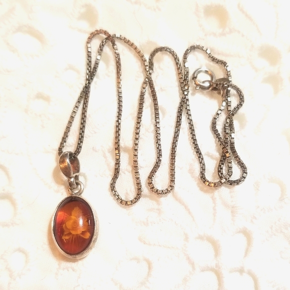 Vintage Valerio Poland hand carved Baltic Amber Flower Cameo w/Sterling boxchain - Picture 6 of 8